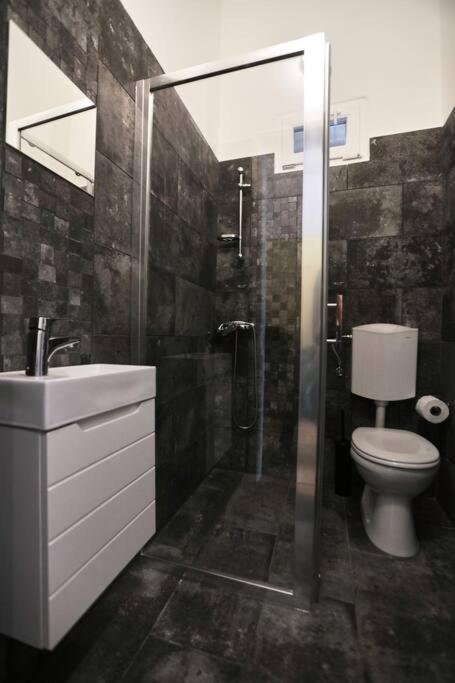 Unwind In Style W Sauna Dsgn 2Br Home Budapest Esterno foto