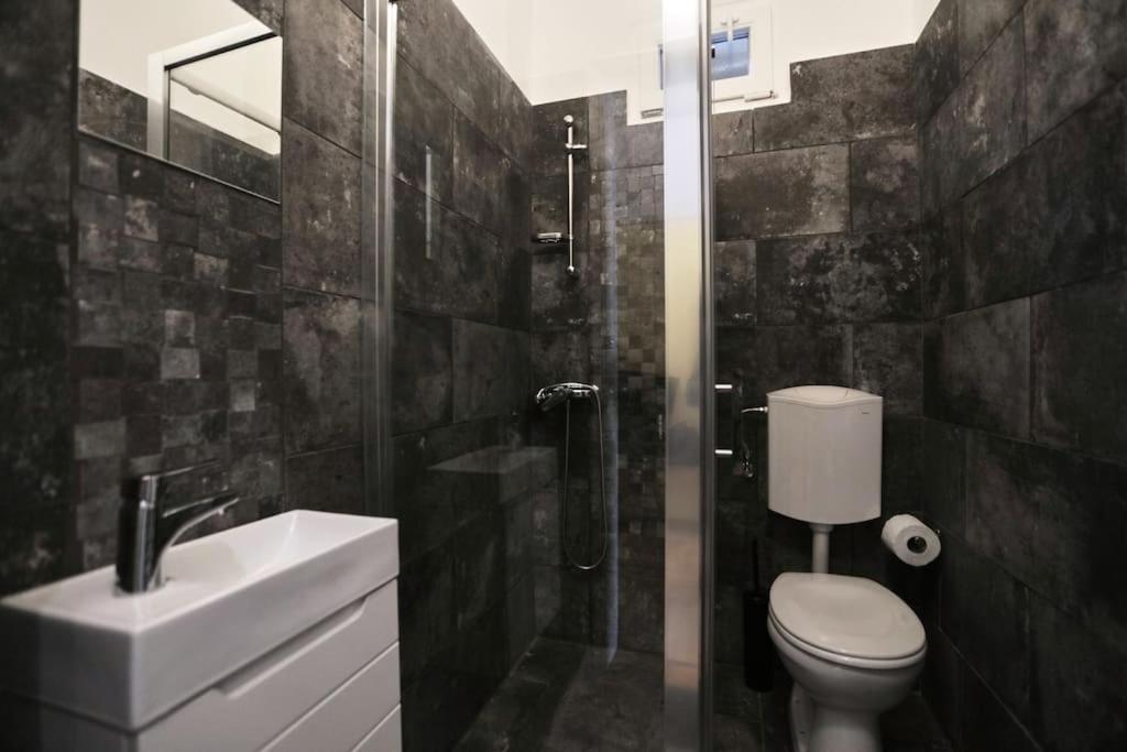 Unwind In Style W Sauna Dsgn 2Br Home Budapest Esterno foto