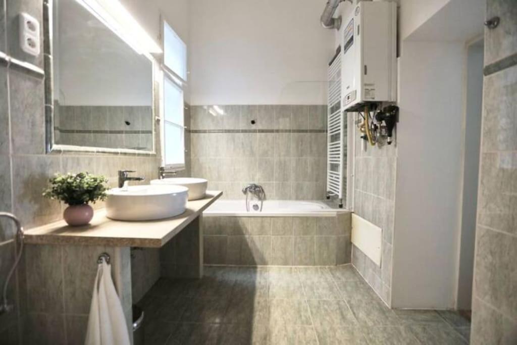 Unwind In Style W Sauna Dsgn 2Br Home Budapest Esterno foto